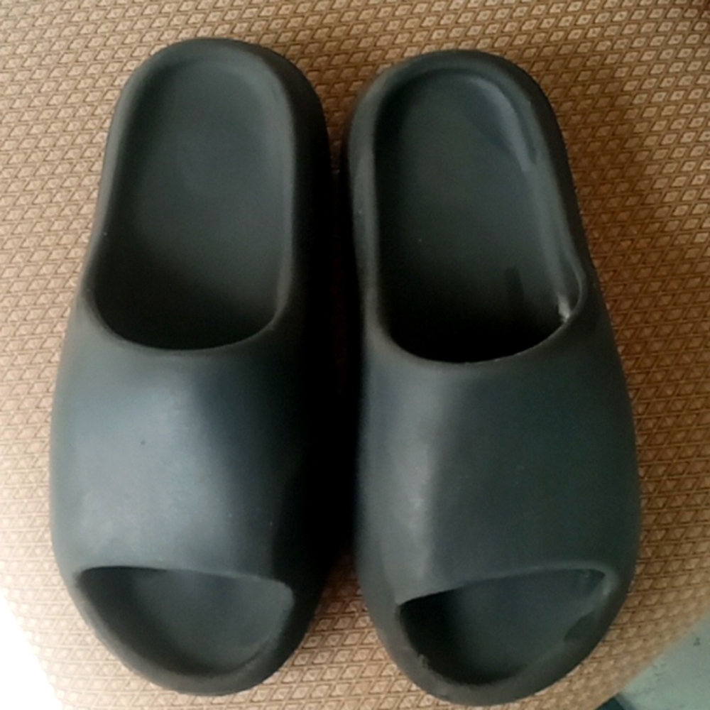 Zeezy Slides
